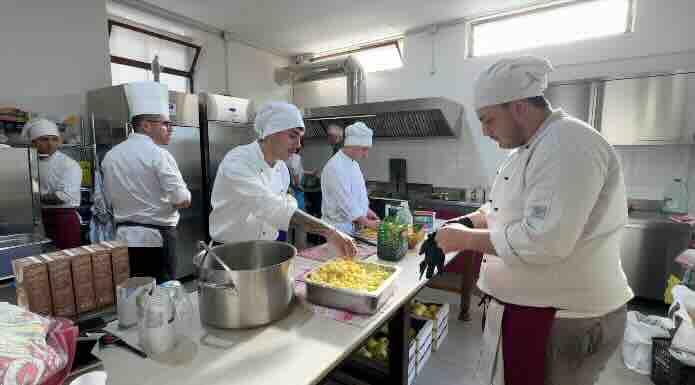 Giugliano, Studenti dell’alberghiero del Minzoni cucinano alla mensa della Caritas San Pio X
