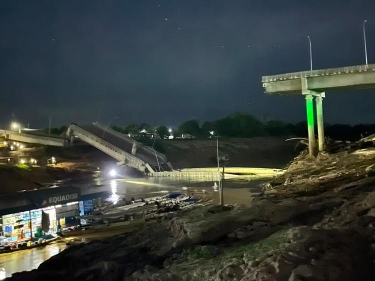 VÍDEO mostra momento em que ponte desaba no interior do Acre; uma pessoa atravessava passagem