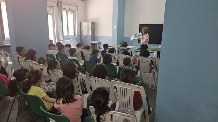 Nuovo e coinvolgente appuntamento con il Maggio dei Libri che sta inondando di emozioni, sorrisi e fantasia le scuole de...
