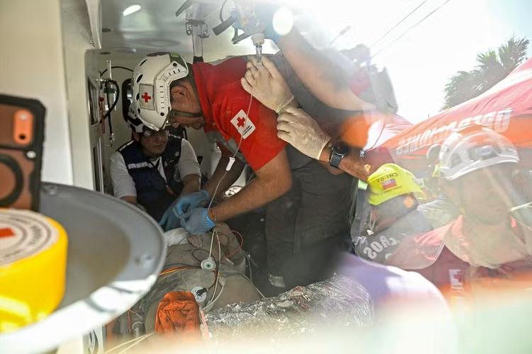 Venezuelano é resgatado com vida após oito dias preso sob escombros de shopping em La Guaira