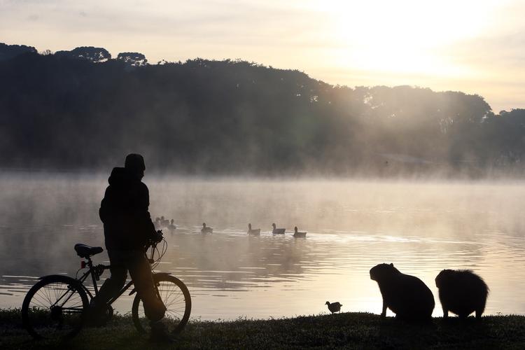 Chuva forte e temporais atingem o Sul e o Norte do Brasil nesta sexta; frio intenso chega no fim de semana