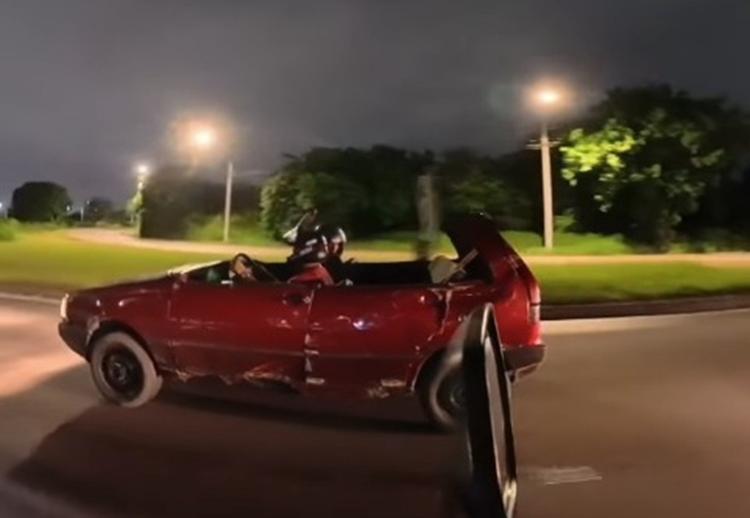 Homens são flagrados de capacete em carro com teto arrancado na BR-101, no Recife; VÍDEO