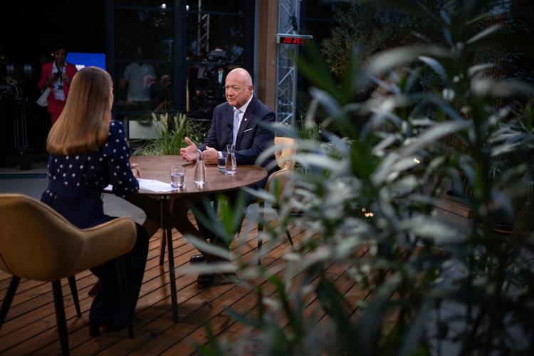 Bundeskanzler und ÖVP-Obmann Christian Stocker im ORF-Sommergespräch mit Simone Stribl. Foto: Jakob Glaser