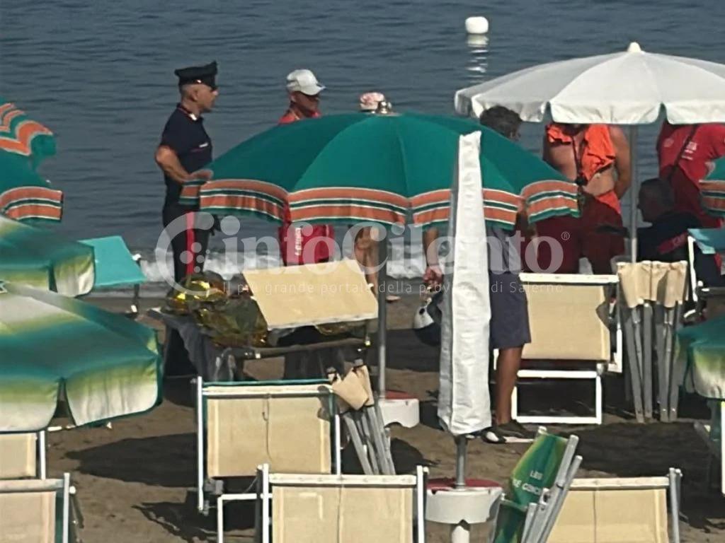 Dramma sul lungomare di Agropoli, malore fatale sulla spiaggia: muore una donna