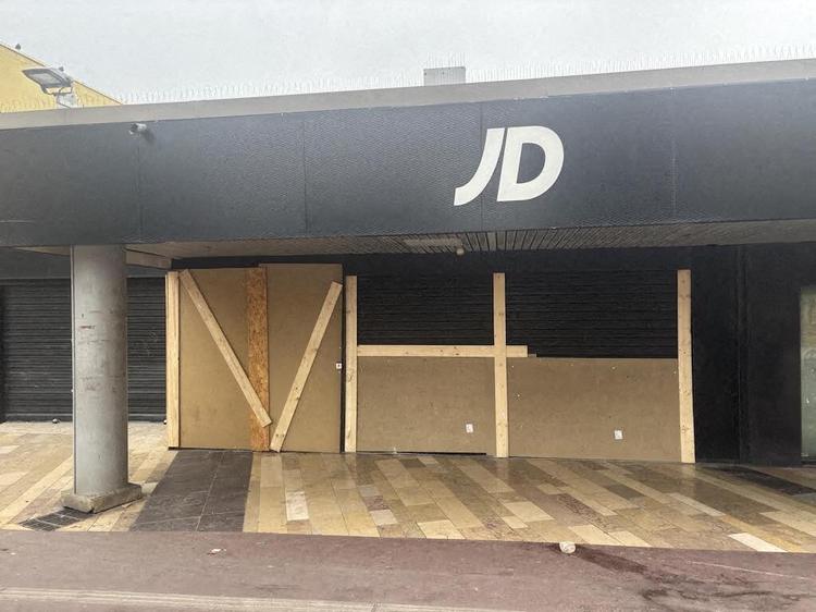 Après le saccage de cette enseigne, une protection a été mise dans l'urgence