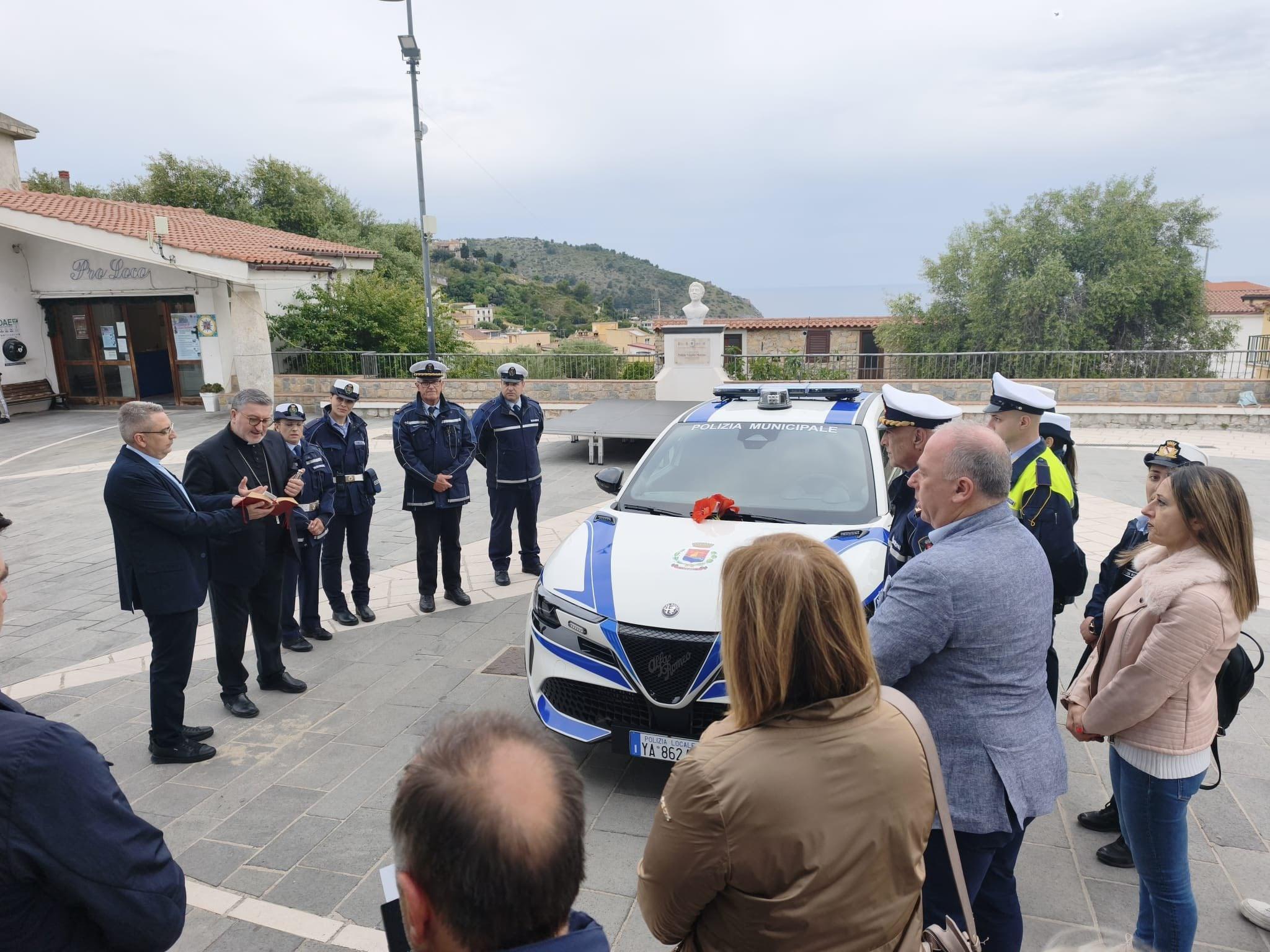 Sicurezza e territorio: benedetta la nuova auto della polizia locale a Centola