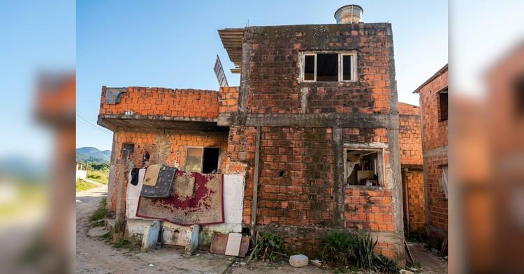 Justiça determina demolição de imóvel abandonado usado para tráfico de drogas em Barra Velha