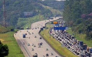 Feriadão deve levar até 360 mil veículos ao litoral de SP e exige atenção a horários de pico nas estradas