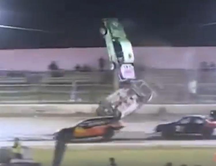 Carro voa sobre barreiras em acidente e quase atinge fãs; veja vídeo