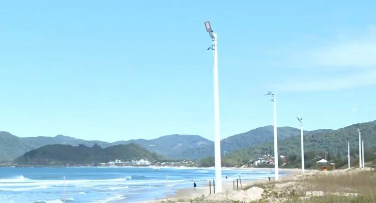 Justiça ordena retirada imediata de postes instalados nas dunas de praia 'queridinha' de Florianópolis