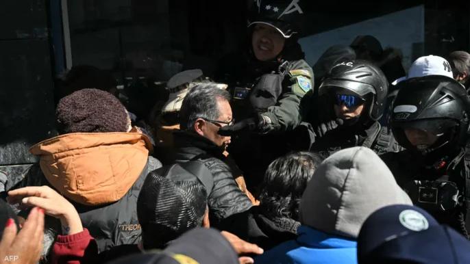 بعد 6 أسابيع من الاحتجاجات.. رئيس بوليفيا يعلن حالة الطوارئ
