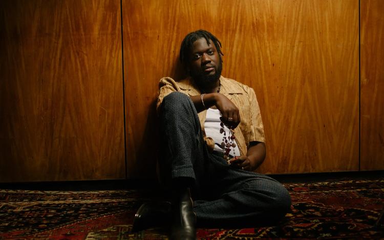 Michael Kiwanuka annonce son nouvel album FUDGE et lève le voile sur un combat de santé personnel