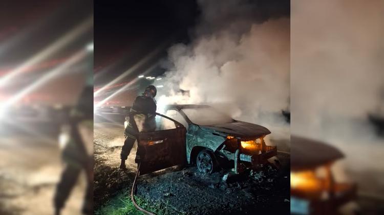 Caminhonete pega fogo e fica destruída na Rodovia Castello Branco em Pardinho