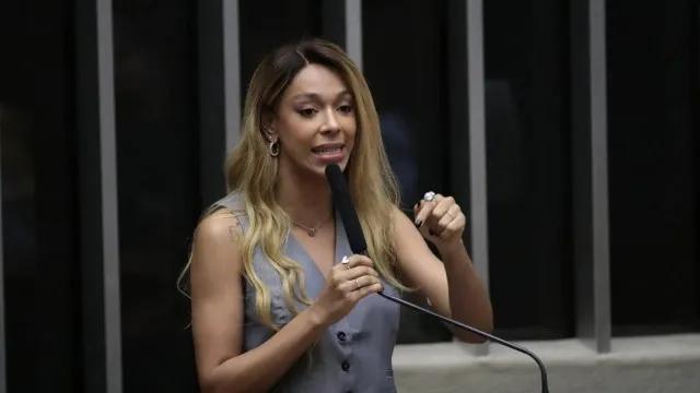 Erika Hilton rejeita negociação sobre compensações na PEC da 6x1