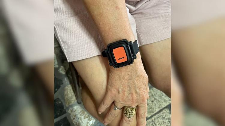 Pesquisa da UFU cria relógio com sensor para monitorar doença de Parkinson em casa; iniciativa é a primeira do modelo no país