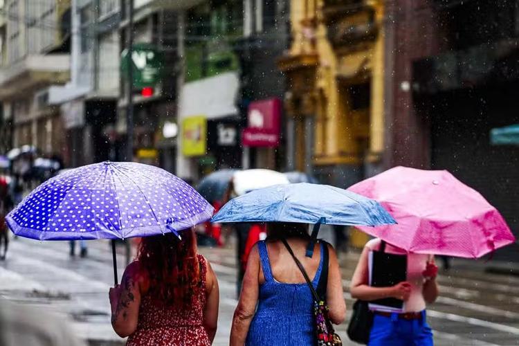 Temporais atingem o RS e chuva forte avança pelo Nordeste nesta sexta; veranico eleva temperaturas no Centro-Sul