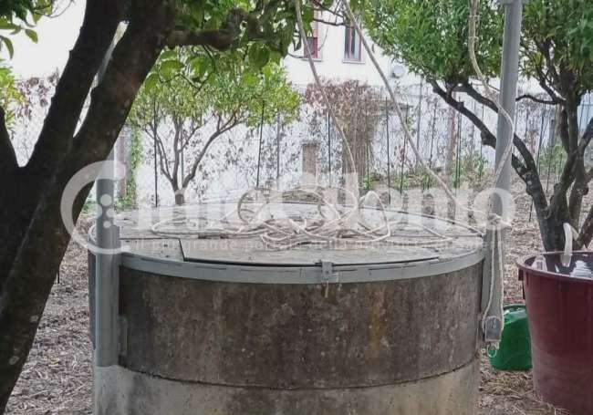 Torre Orsaia, si cala in un pozzo e non riesce a risalire: paura per un 65enne