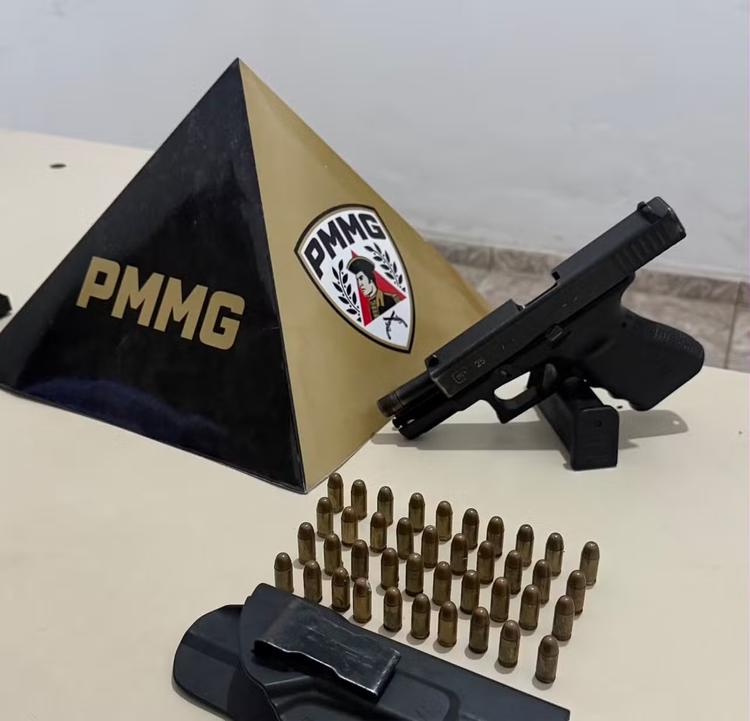 Criança é encontrada sozinha e chorando em carro; PM apreende arma e prende pai em Curvelo