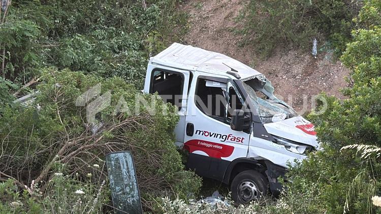 Taranto, furgone cade in un dirupo. Quattro feriti, due in codice rosso