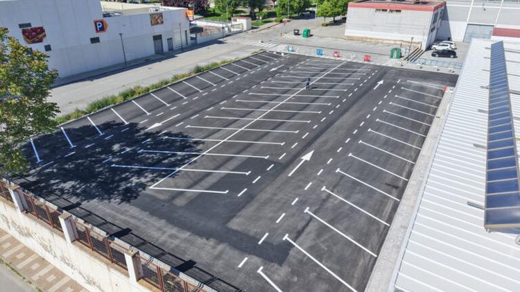 El Ayuntamiento de Baza reordena y adecenta dos solares que estaban siendo utilizados como zonas de aparcamiento junto a instalaciones deportivas, y crea en ellos 160 plazas de estacionamiento