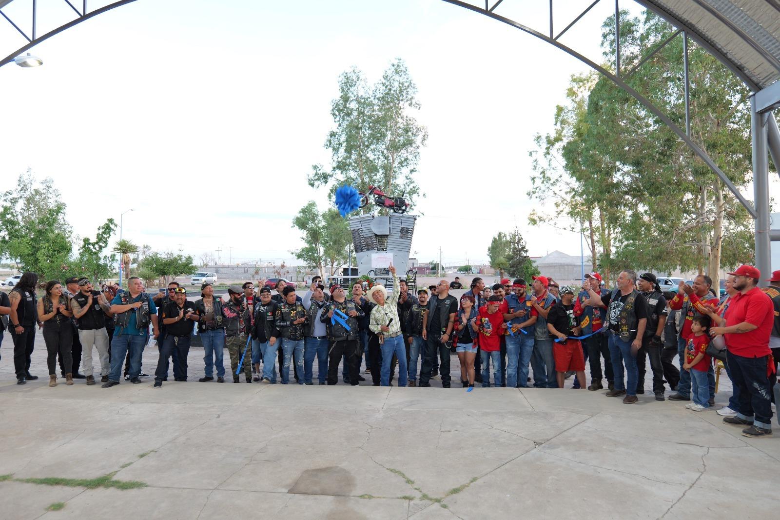 Inaugura Arturo Zubía techumbre de la Plaza Jorge Mora junto a la Hermandad Biker