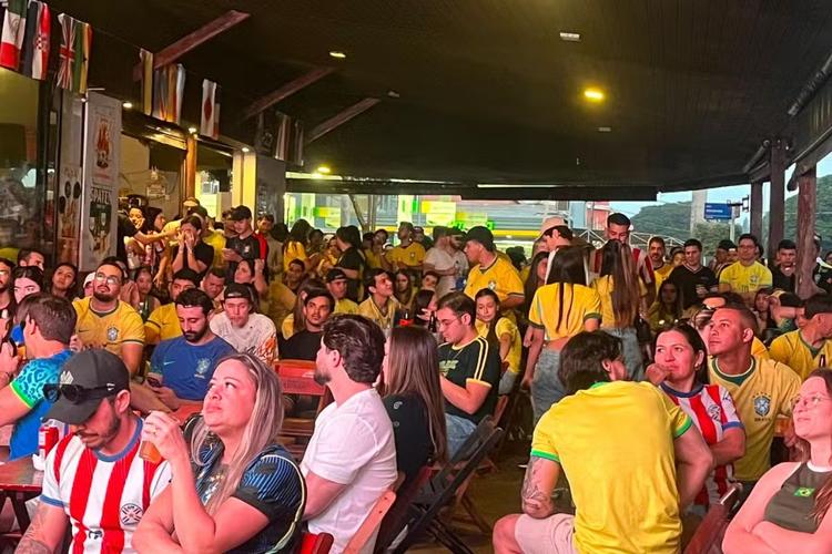 Brasiguaios se unem na fronteira para torcer por seleções na Copa do Mundo