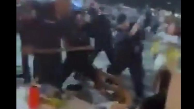 Vídeo mostra PMs agredindo torcedor argentino caído em Copacabana; corregedoria abre investigação