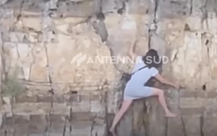 Polignano, si arrampica sulla scogliera e resta bloccata