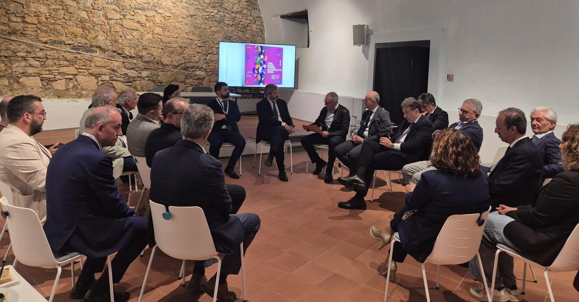 Ascea, consegnato a Roberto Fico il documento sulla sanità del Cilento: «Massima attenzione alle Aree interne»