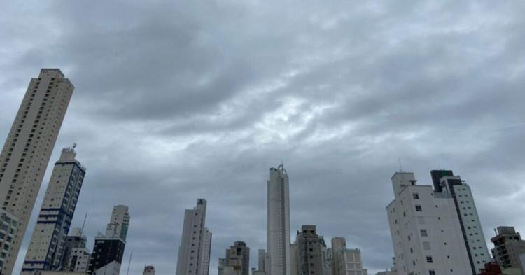 Fim de semana em BC e Camboriú terá chuva passageira e aberturas de sol; veja a previsão&nbsp;