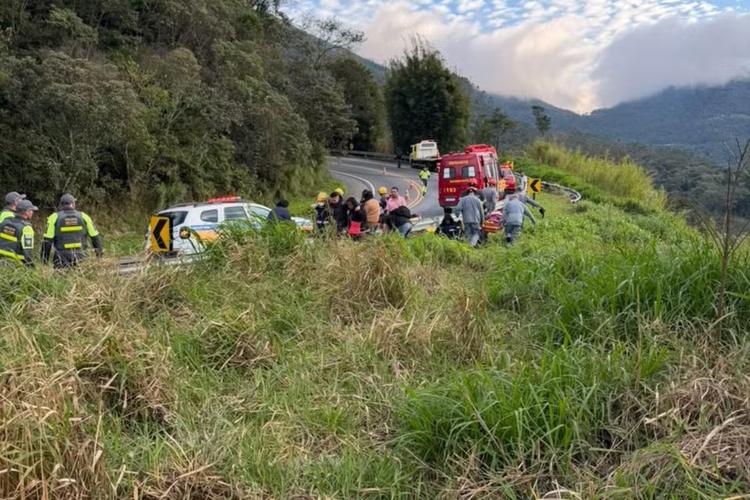 Ônibus cai em ribanceira e deixa mortos em Cruzeiro, SP