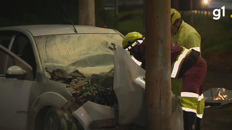 Motorista perde o controle do carro, bate em poste e morre na freeway