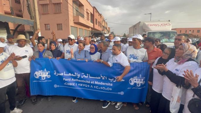 بالصور.. عشرات المتعاطفين والمناضلين يرافقون حنيش في حملته الانتخابية بالعزوزية