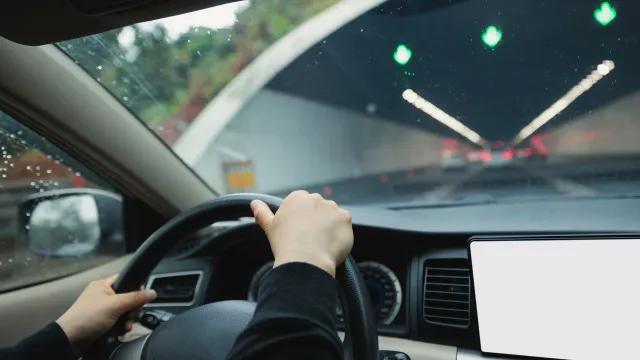 Pais viajam 100 km sem perceber que filho estava morto no carro