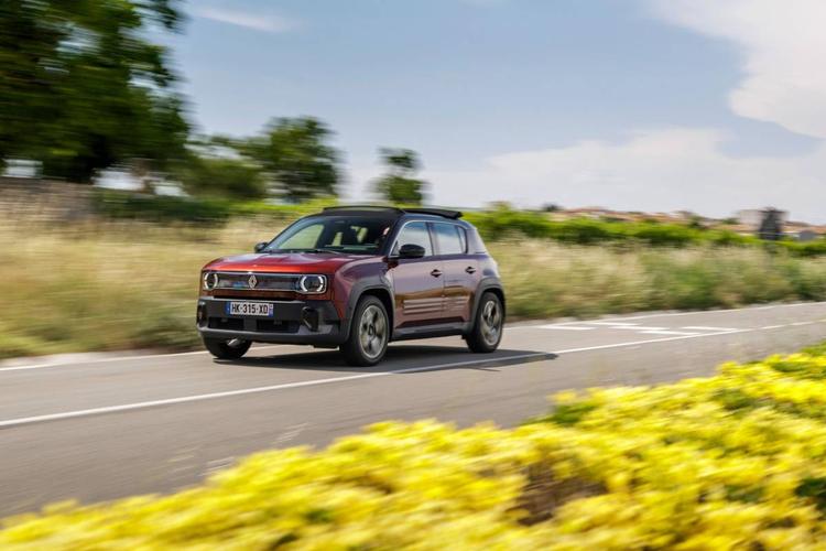 Renault 4 E-Tech Plein Sud, bella da vivere: prova su strada
