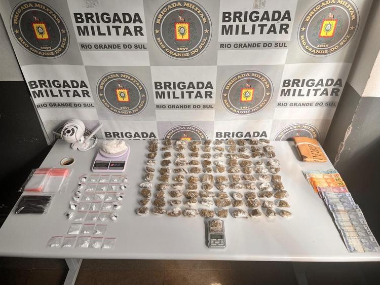 Jovem é preso com 127 porções de maconha e cocaína, em Caxias