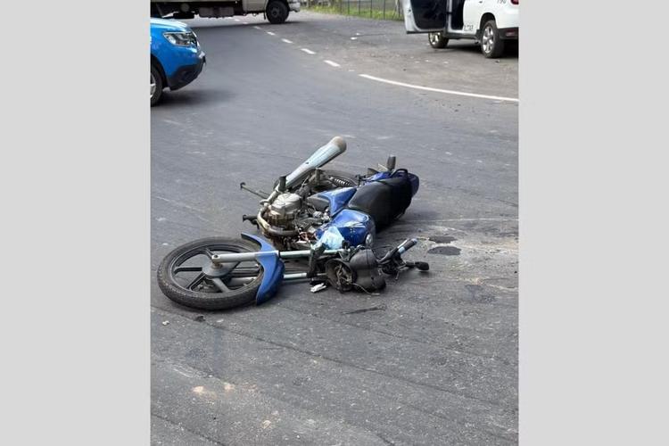 Grave acidente entre moto e caminhão da prefeitura deixa duas pessoas feridas em Santo Antônio de Pádua