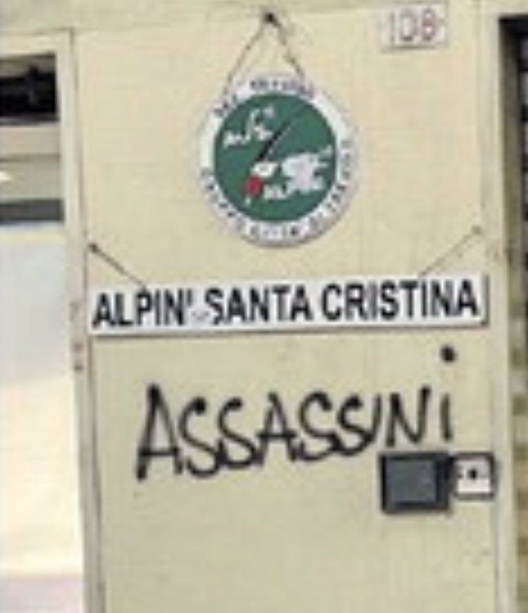 I fischietti delle femministe contro la sfilata degli alpini