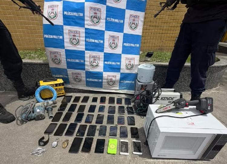 Mulher é autuada por receptação após PM apreender 38 celulares em comércio de Cabo Frio