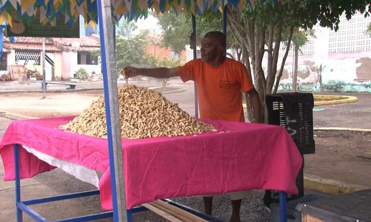 Tradição na venda de amendoim garante sustento de famílias e atravessa gerações em Feira de Santana