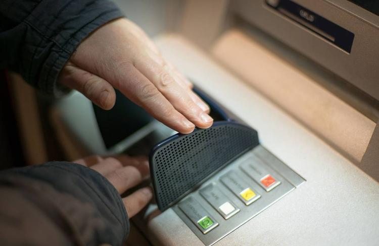 Attenzione all'ATM jackpotting: ecco come i criminali svuotano il tuo bancomat