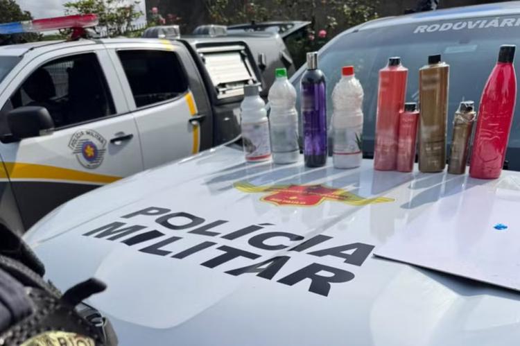 Casal de bolivianos é preso ao transportar quase 10 kg de cocaína líquida em frascos de shampoo