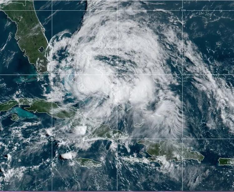 Furacão Isaías perde força, mas mantém risco de enchentes e tornados nos EUA
