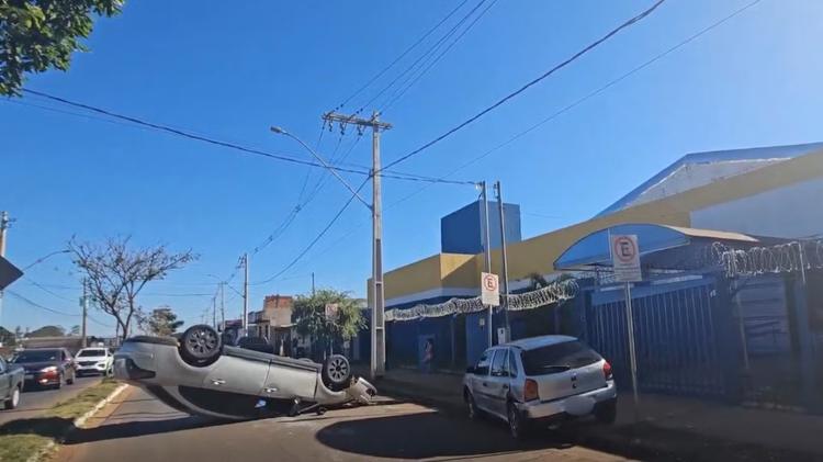 Motorista capota carro após se virar para falar com filho de 2 anos em Uberlândia