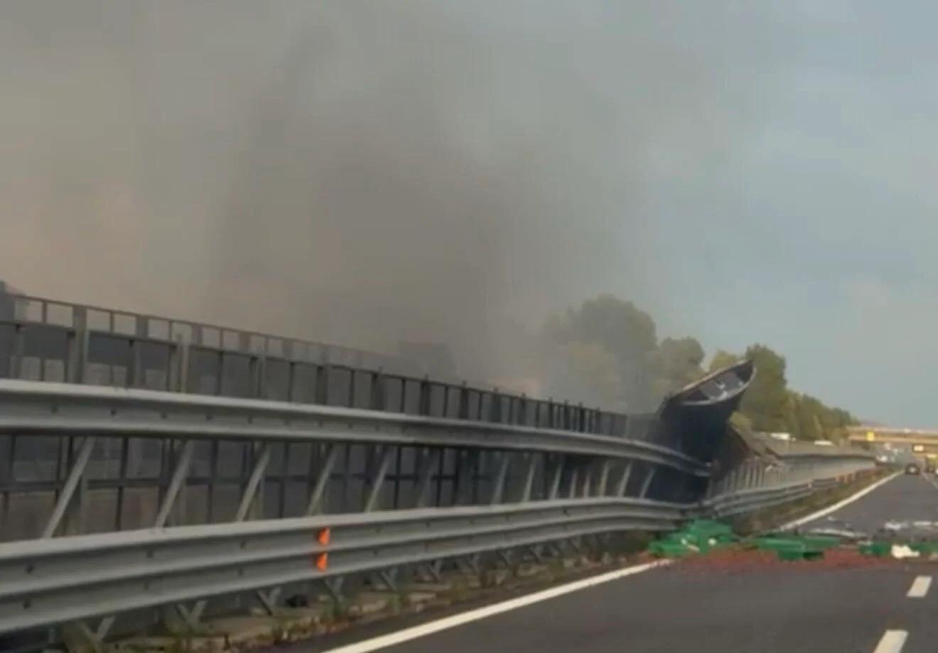 Tragedia sulla A2: tir precipita da un viadotto e prende fuoco, morto l’autista