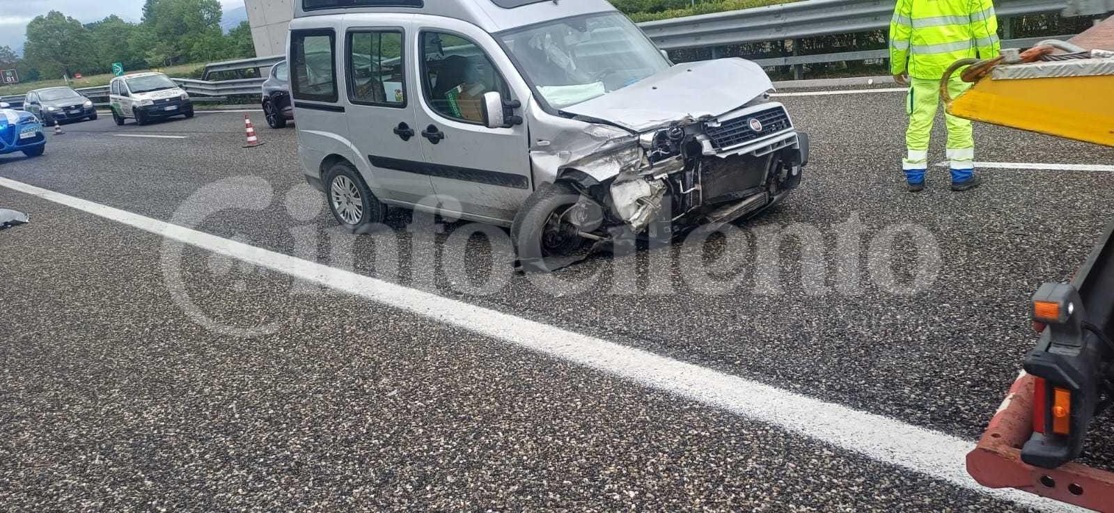 Padula, incidente sulla A2 del Mediterraneo: un ferito