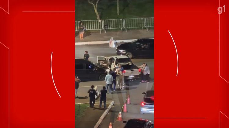 VÍDEO: motorista agride idoso após batida entre carros no centro de Brasília