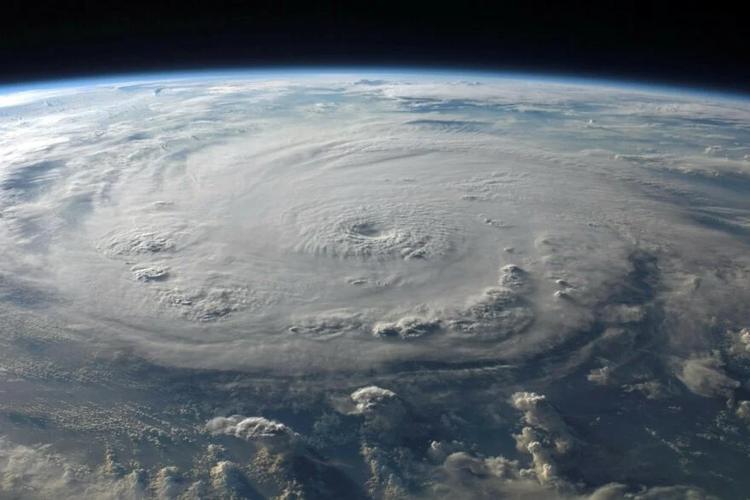 Avec des vents proches de 285 km/h, l’ouragan Polo, classé en catégorie 4, continue de longer les côtes du Mexique&nbsp;: un épisode météo d’une intensité exceptionnelle