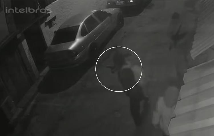 VÍDEO: carro de motorista de aplicativo é baleado com mais de 20 tiros em Teresópolis