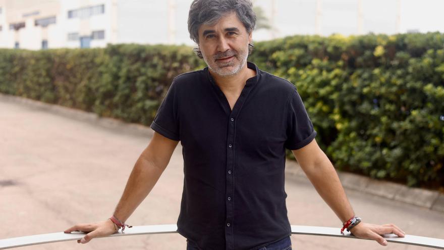 Pedro Simón: "Trato de ser honesto y hacerme daño cuando escribo porque solo así puedo transmitir"